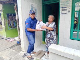 Raih Keberkahan Diakhir Tahun 2024, Media Delikjatim Gandeng Kejari Tanjung Perak Bagikan Ratusan Baksos