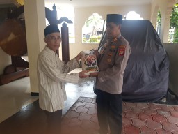 Sambang Ke Masjid : Polisi Berikan Bantuan Beras Kepada marbot Masjid
