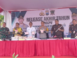 Polrestabes Surabaya Gelar Konferensi Pers di Penghujung Akhir Tahun 2024