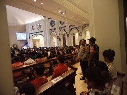 Polisi Amankan Perayaan Malam Misa Di Gereja Maria Viann