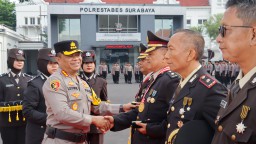 151 Personel Polrestabes Surabaya Naik Pangkat, 32 Purnawirawan Dilepas Dengan Penuh Kebanggaan