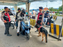 Team K9 Polda Bali Bantu Satgas Preventif Pamobvit Giat Pemeriksaan di Pintu Masuk Bali