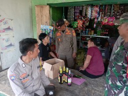 Polsek Cimanggu Berhasil Amankan Puluhan Botol Miras