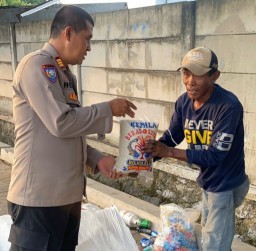 Peduli Dan Berbagi : Polisi Beri Bantuan Beras ke Pemulung Di Pulogadung