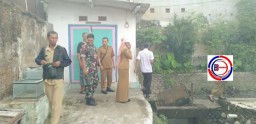 Cegah Banjir, Babinsa Blindungan Bersama Dinas Pengairan Pantau Keberadaan Parit