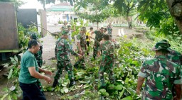 Ciptakan Lingkungan Bersih, Babinsa Koramil 0822/01 Bondowoso Kerja Bakti Bersihkan Lokasi Wisata Kuliner Ki Ronggo