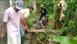 Cegah Banjir, Babinsa Blindungan Koramil 01 Bondowoso Kerja Bakti Bersihkan Saluran