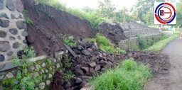 Diduga Gagal Kontruksi, Proyek TPT DD Tahun 2024 di Desa Mandiro Ambruk