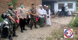 Anggota Koramil 0822/01 Bondowoso Lakukan Pengamanan Pengajian Rutin Jum'at Manis di Makam Habib Ahmad bin Muhdar
