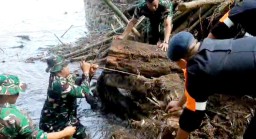 Tanggap Bencana, Danramil 0822/01 Bondowoso Gotong Royong Bersihkan Material Pasca Banjir di Tlogosari