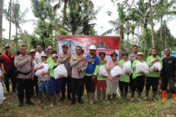 Kapolres Karangasem Gelar Jum'at Curhat dengan Kelompok Tani Satya Loka Parama Sidhi