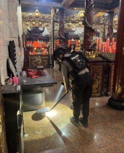 Sterilisasi Klenteng Jelang Imlek, Polres Tanjung Perak Pastikan Tempat Ibadah Aman