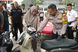 Senyum Seorang Ibu Rumah Tangga di Gresik Saat Polisi Temukan Motor dan Kembalikan Kurang dari 24 Jam