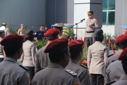 Kapolresta Tangerang : Pimpin Upacara Kenaikan Pangkat 122 Personel Polresta Tangerang