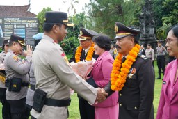 Polres Klungkung Gelar Upacara Pemberian Piagam Penghargaan Serta Lepas Purnabakti