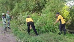 Kapolres Nganjuk Puji Karya Bakti Polsek Rejoso dan Warga Bersihkan Sungai di Mojorembun