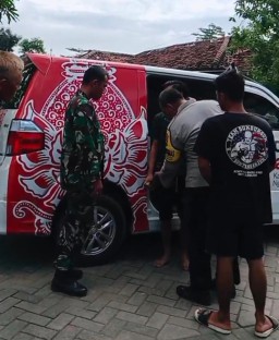 Bhabinkamtibmas Desa Klurahan dan Gepenta Evakuasi Warga ODGJ ke RS Menur Surabaya