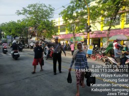 Unit Lantas Polres Sampang Lalin Depan Pasar Rongtengah, Lancarkan Arus Kendaraan Bermotor