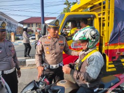 Lantas Polres Sampang Gelar Sosialisasi, Himbauan Dan Bagi Brosur Tertib Berlalu Lintas
