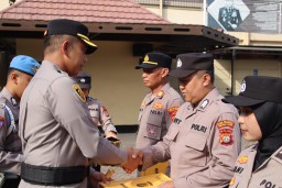Kapolres Berikan Penghargaan Untuk Anggota Berprestasi