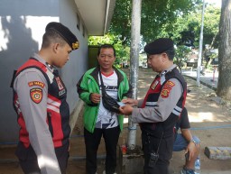 Personel Polres Bandara Lakukan Pengecekan Identitas Driver Ojol di Areal Parkir Bandara