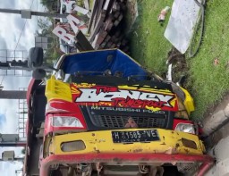 Terbongkar,!! Truk Bermuatan Kayu Belian Diduga Ilegal : Menabrak Pengendara Motor