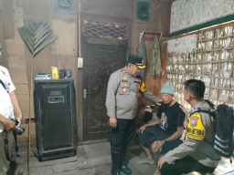 Kisah Bhabinkamtibmas Polres Bangkalan Bantu Kehidupan Lansia Tunanetra