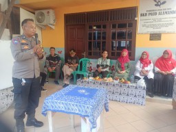 Bhabinkamtibmas Sampaikan Pesan Keamanan Pada Pemilihan Ketua RT Di RW 04 Kayu Manis
