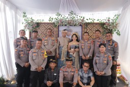 Bentuk Kepedulian Kapolres Klungkung Hadiri Pernikahan Anggotanya