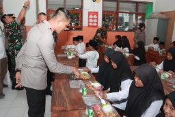 Sukseskan Asta Cita Kapolres Jember Bagikan Makanan Bergizi Untuk Siswa SD