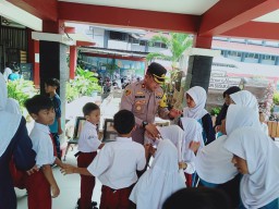 Kapolsek Ciracas Pastikan Pengamanan Distribusi 2.888 Porsi Makanan Bergizi Di Susukan