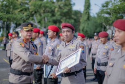 Kapolres Sampang Berikan Apresiasi dan Penghargaan Kepada 27 Personil Anggota Yang Berprestasi