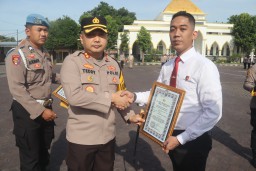 Polres Pasuruan Berikan Penghargaan Kepada Anggota Berprestasi dalam Penegakan Hukum dan Kepatuhan JKN