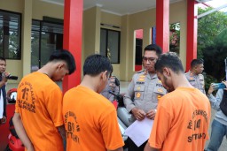 Kapolres Bangkalan Ungkap Kasus Curanmor di Kota Bangkalan Dengan Pamerkan Tiga TSK, Saat Mencuri Bawa Anak