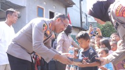 Kapolres Metro Jakarta Timur Bagikan 300 paket Nasi Gratis di Kampung Pulo