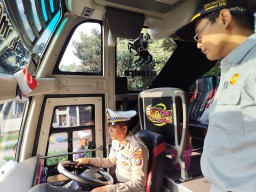 Tingkatkan Keselamatan Polres Gresik Bersama Jasa Raharja dan Dishub Gelar Ramp Check Bus Pariwisata
