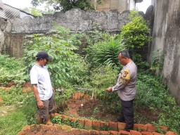 Pembinaan Lahan Pekarangan ketahanan Pangan, Bhabinkamtibmas Serahkan Bibit Tanaman Ke Poktan.