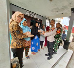 Polres Metro Jakarta Timur Bagikan 300 Paket Nasi Gratis di Slum Area Cipinang