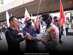 Aksi Humanis Polres Pelabuhan Tanjung Priok Bagikan Minum Dan Buah Saat Unjuk Rasa*