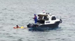 Polres Sampang Melalui Team SAR Satpolairud, Evakuasi Korban Tampa Identitas di Perairan Pantai Camplong