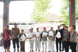 Kapolres Klungkung Gelar Minggu Kasih di Desa Getakan