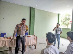 Satlantas Polres Sampang Melaksanakan Sosialisasi Dikmas Lantas dan Kamseltibcarlantas ke SMA 1 Negeri Ketapang