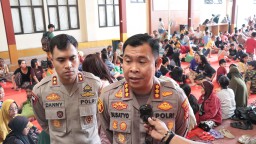 Polres Metro Jakpus Jadi Posko Pengungsian Warga, Dampak Kebakaran Rumah Di Kebon Kosong.