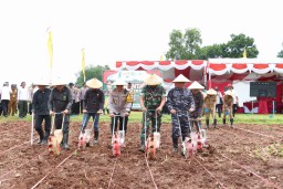 Dukung Ketahanan Pangan, Polres Bangkalan Gelar Penanaman Jagung Serentak 1 Juta Hektar di Desa Keleyan