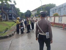 Personil Polres Bandara Ngurah Rai Sisir Tempat Parkir