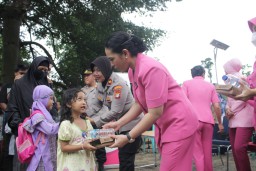 Polwan Polres Metro Jaktim Bersama Bhayangakari Cabang Metro Jaktim Bagikan 300 Nasi Kotak Untuk Warga di Slum Area Pasar Rebo