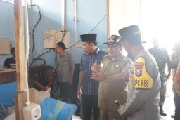 Pj Bupati dan Forkopimda Tinjau Uji Coba Alat Pemurnian Garam, Tingkatkan Nilai Ekonomi Konsumsi ke Industri