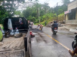 PT Rama Pelaksana Pemeliharaan Jalan Nasional di Kecamatan Saketi Gelar Hotmix Tanpa Ada Pengeringan Jalan