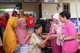 Polres Metro Jakarta Timur Bersama Bhayangkari Bagikan Makan Gratis untuk Warga Slum Area.