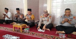 Kapolsek Inisiatif Tingkatkan Spiritualitas Anggota Dengan Sholat Berjamaah Dan Yasinan.